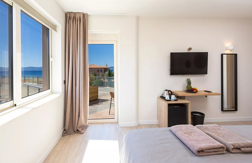 DELUXE SUITE WITH SEA VIEW